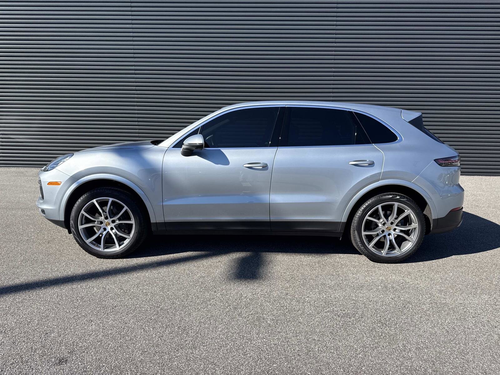 2020 Porsche Cayenne photo 2