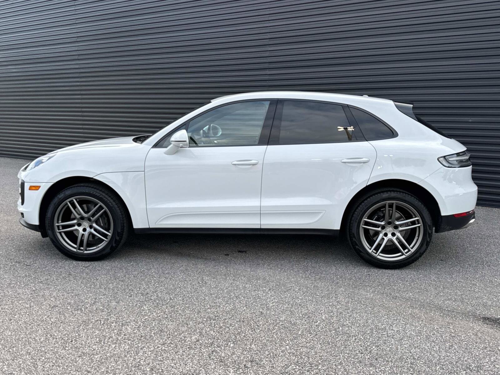 2021 Porsche Macan Base photo 2