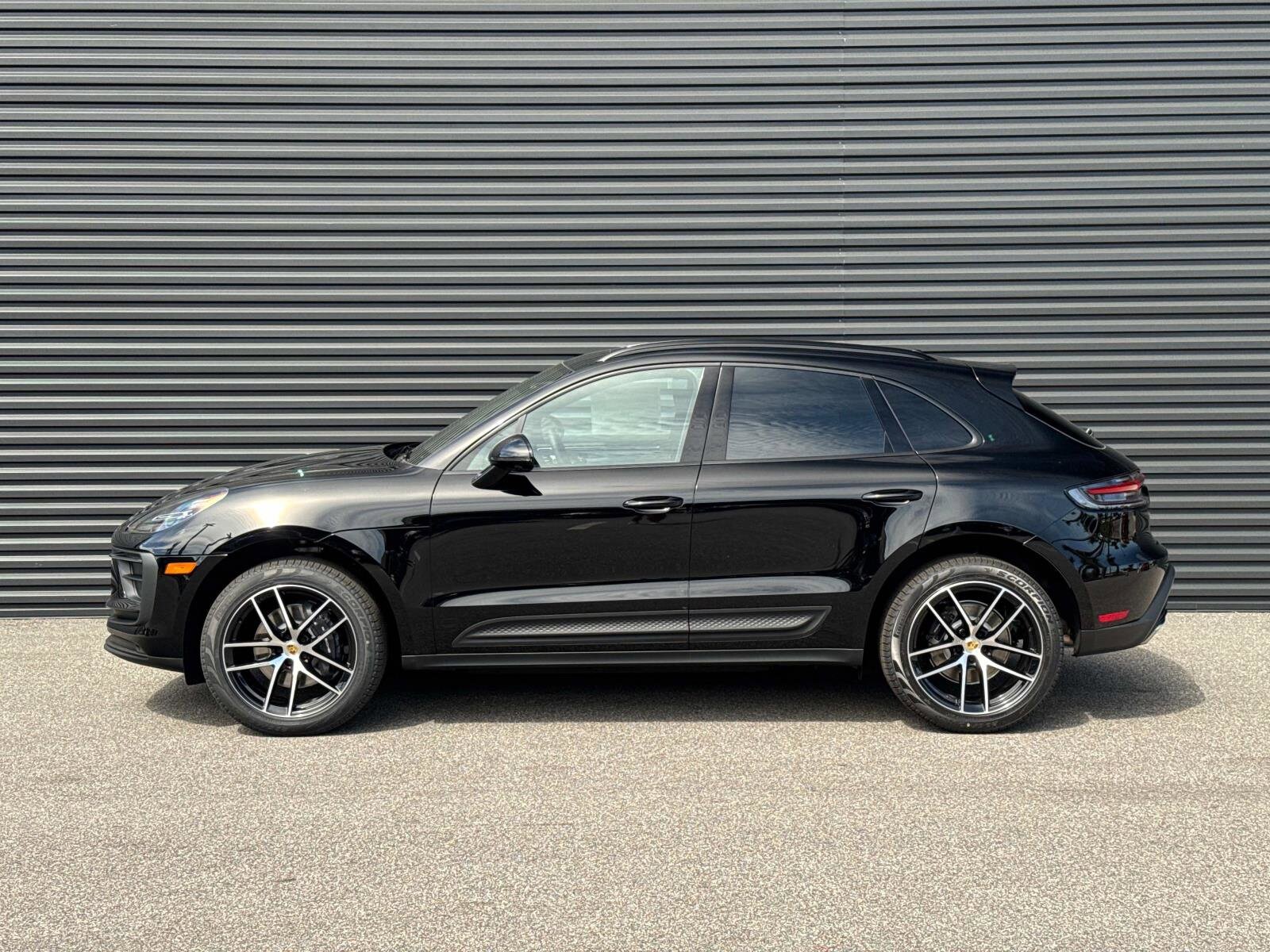 2025 Porsche Macan S photo 2
