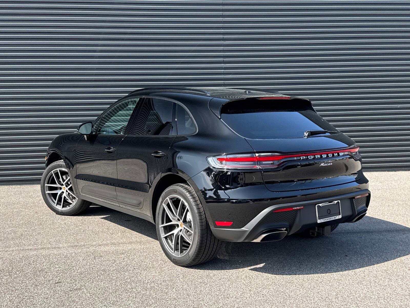 2025 Porsche Macan S photo 3