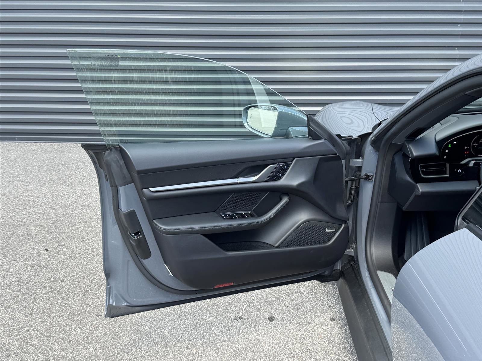 2025 Porsche Taycan Base - Photo 25