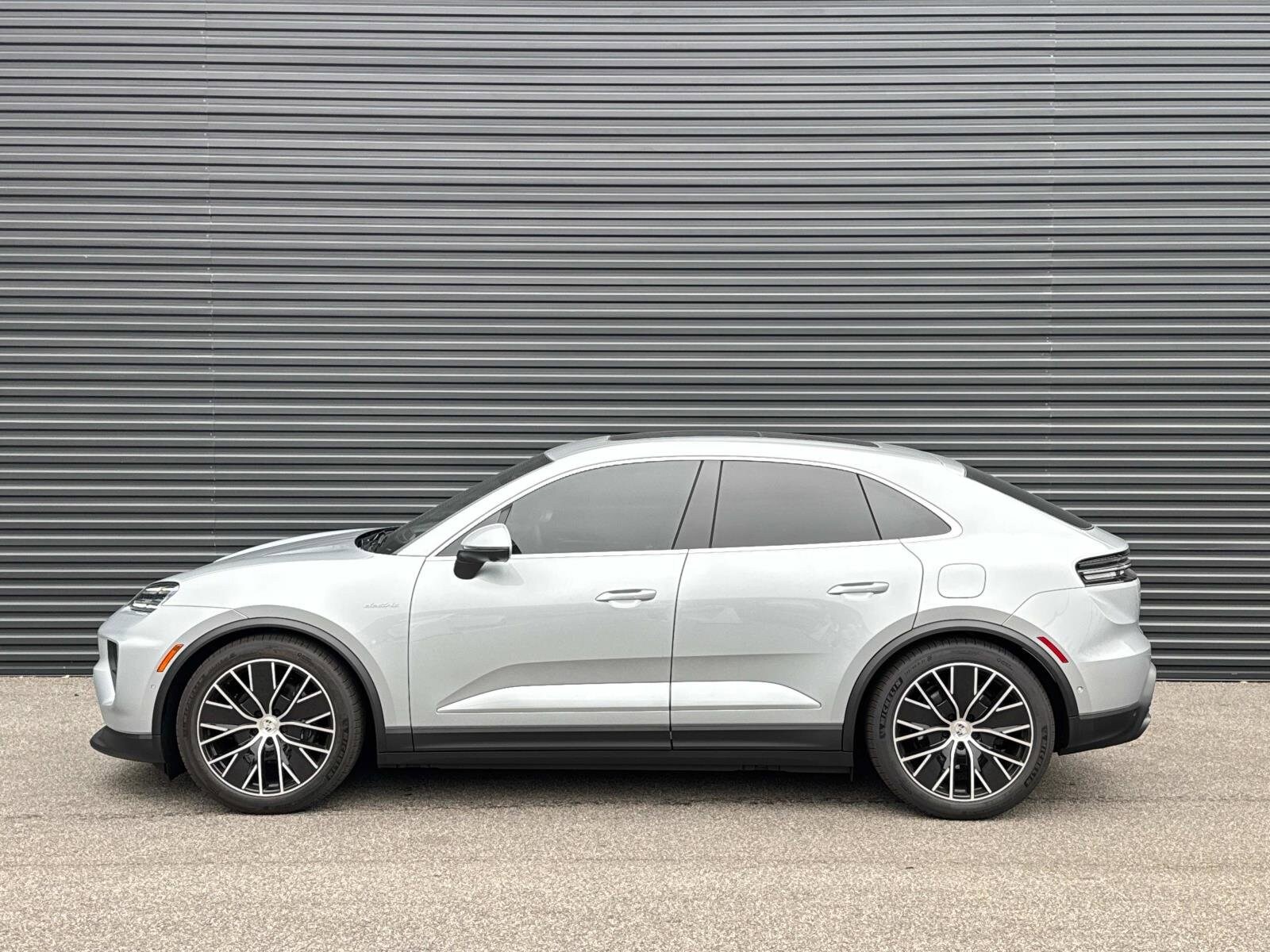 2024 Porsche Macan Electric 4 photo 2