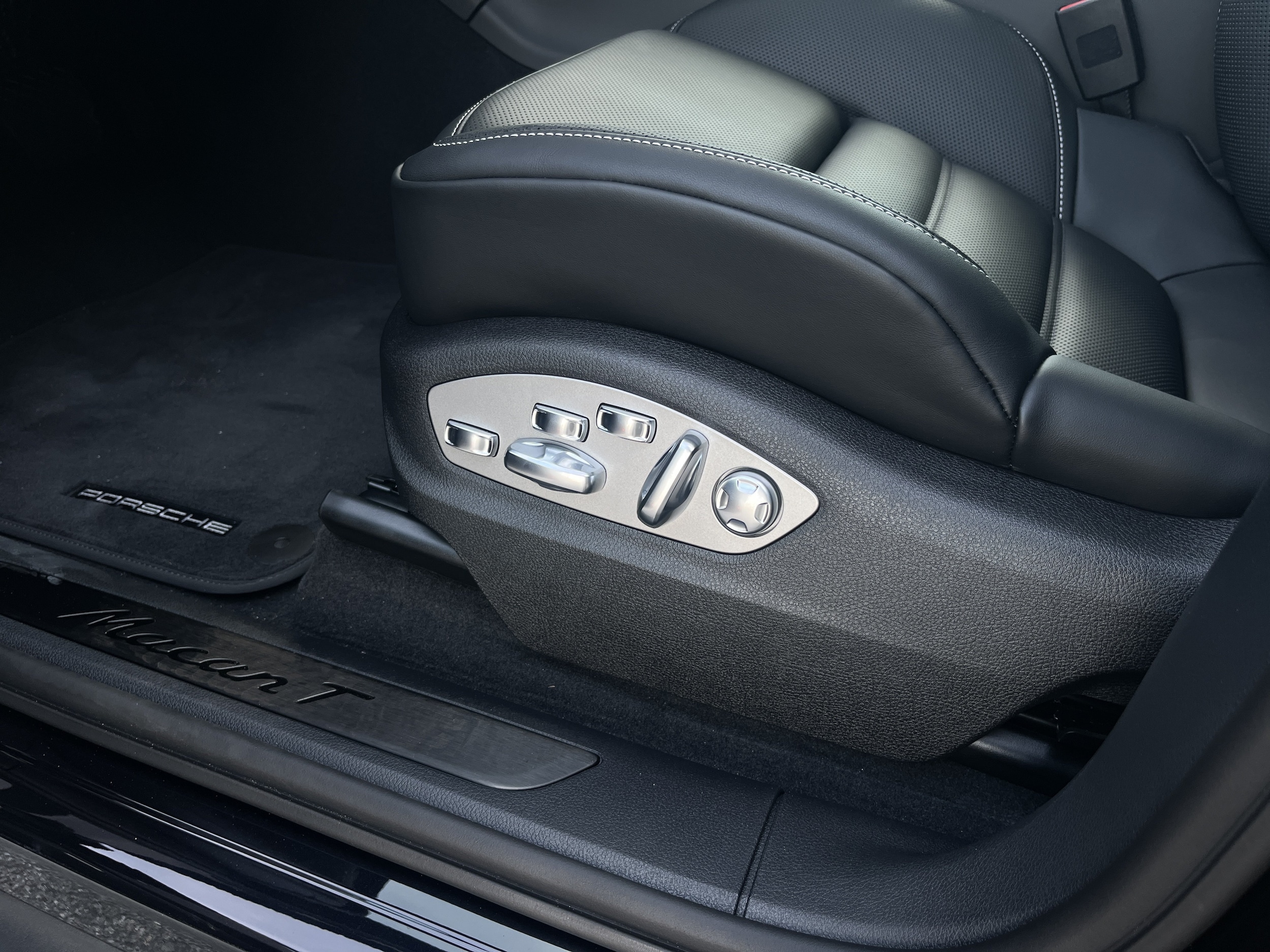 2026 Porsche Macan T - Photo 32