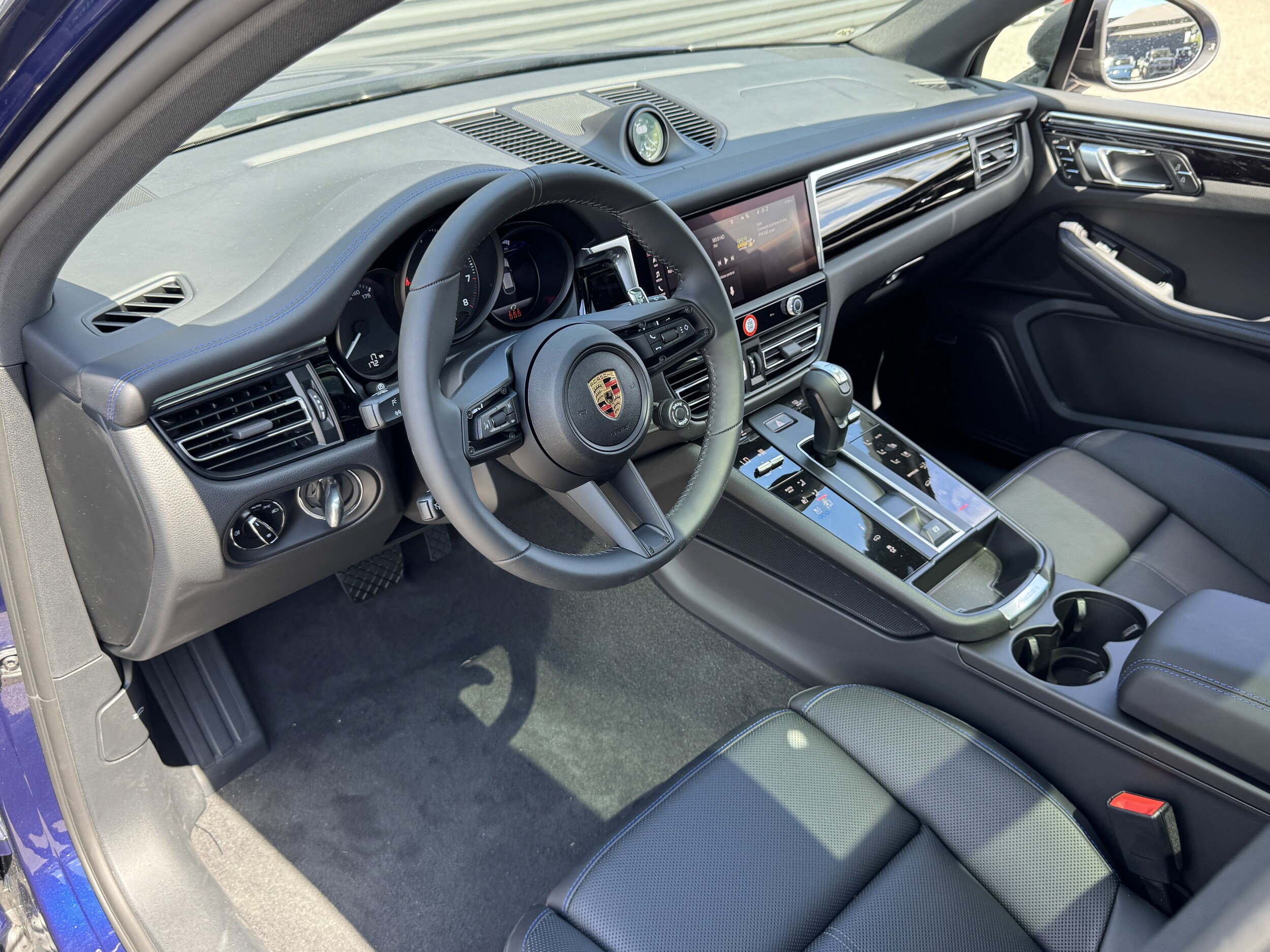2025 Porsche Macan T photo 2