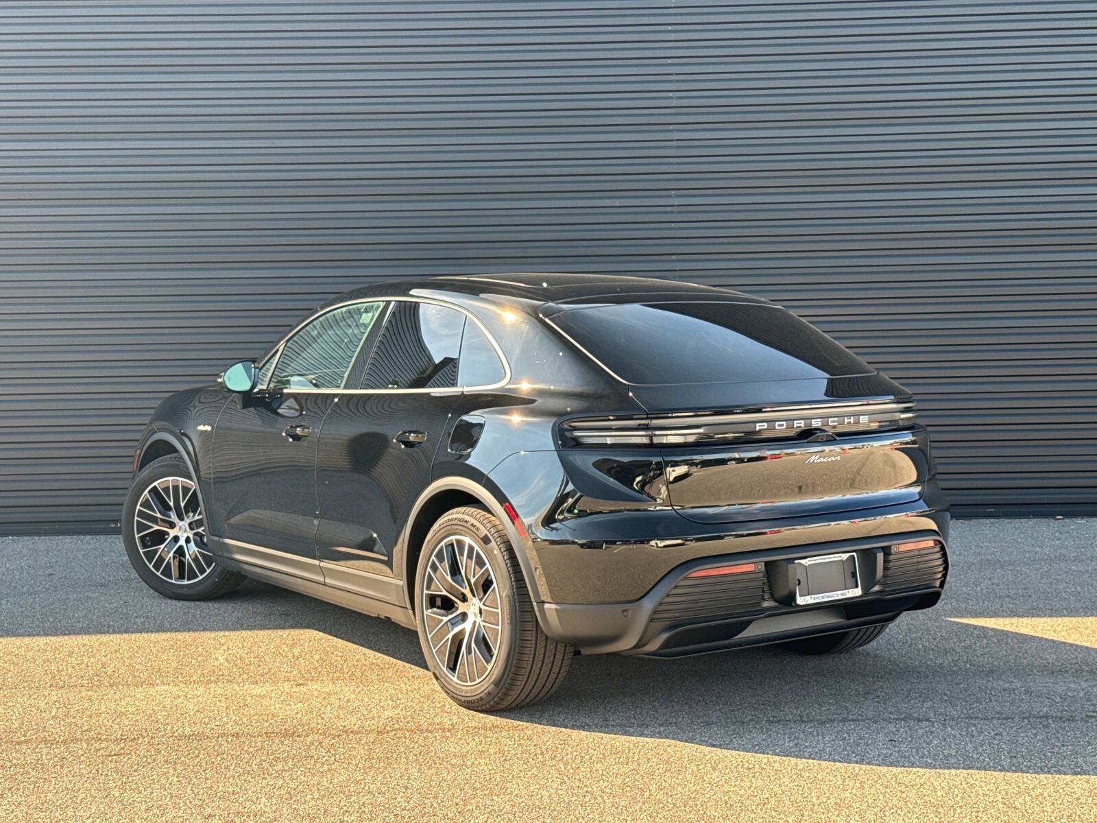 2025 Porsche Macan Electric photo 3