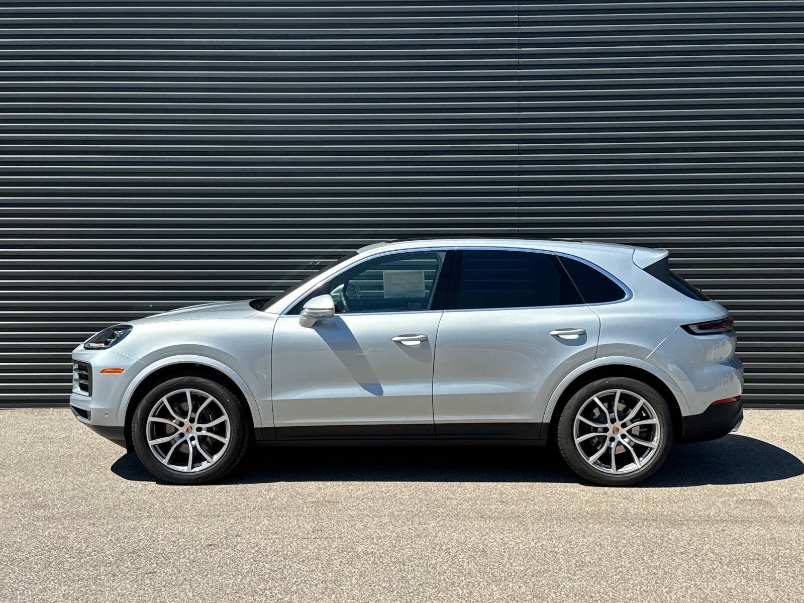 2025 Porsche Cayenne photo 2