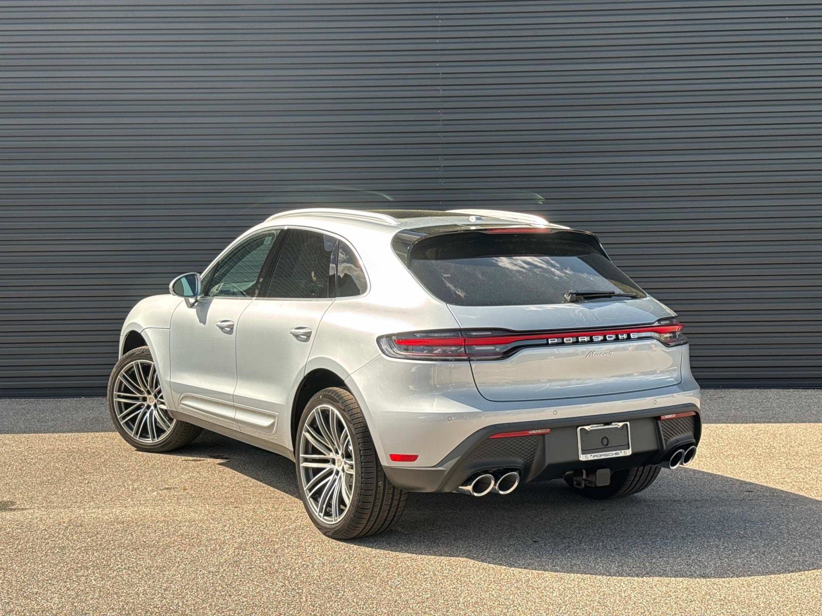2025 Porsche Macan photo 3
