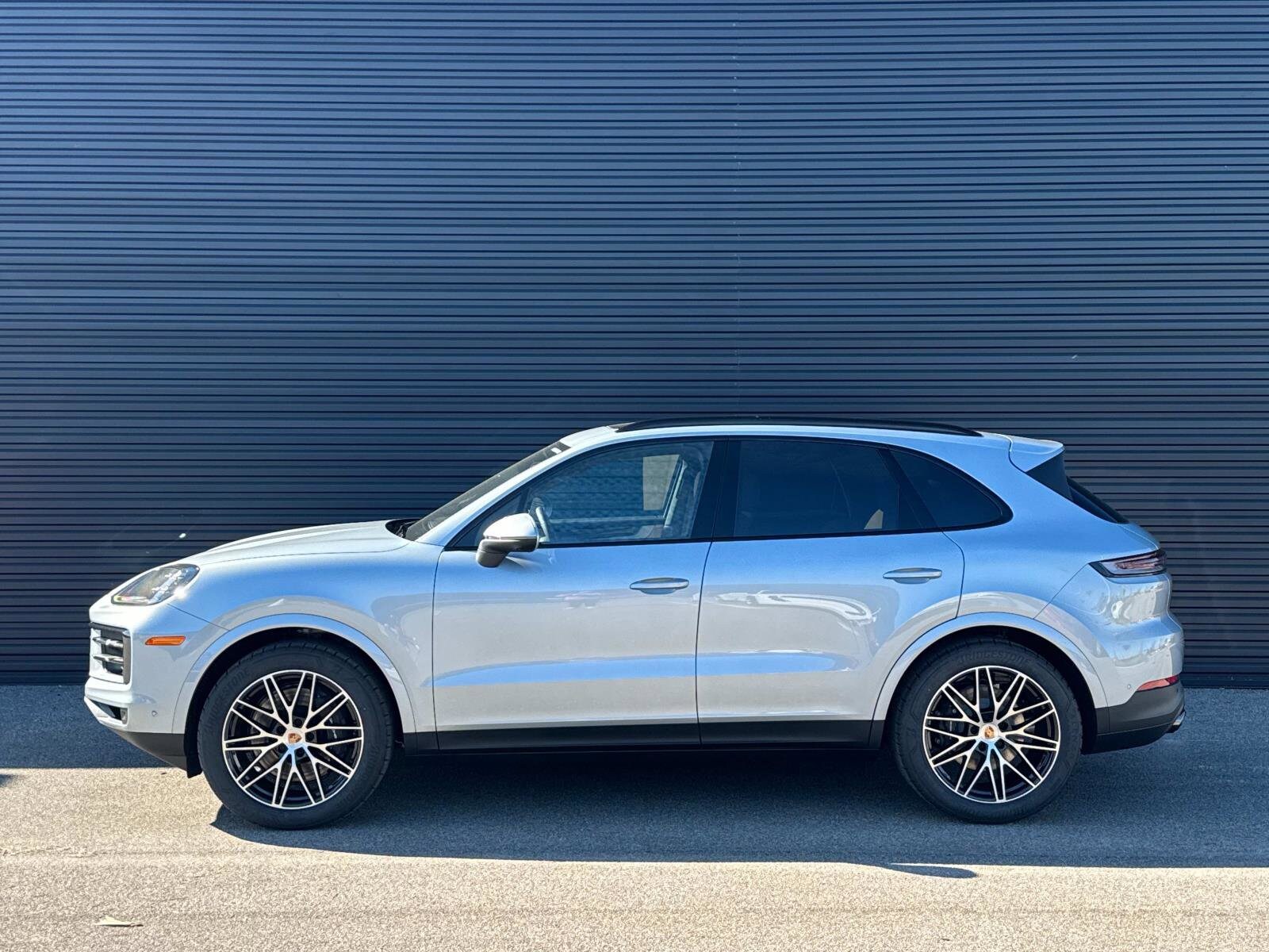2025 Porsche Cayenne photo 2