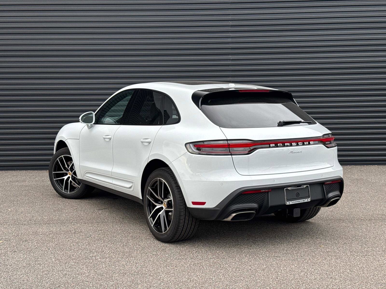 2025 Porsche Macan photo 3