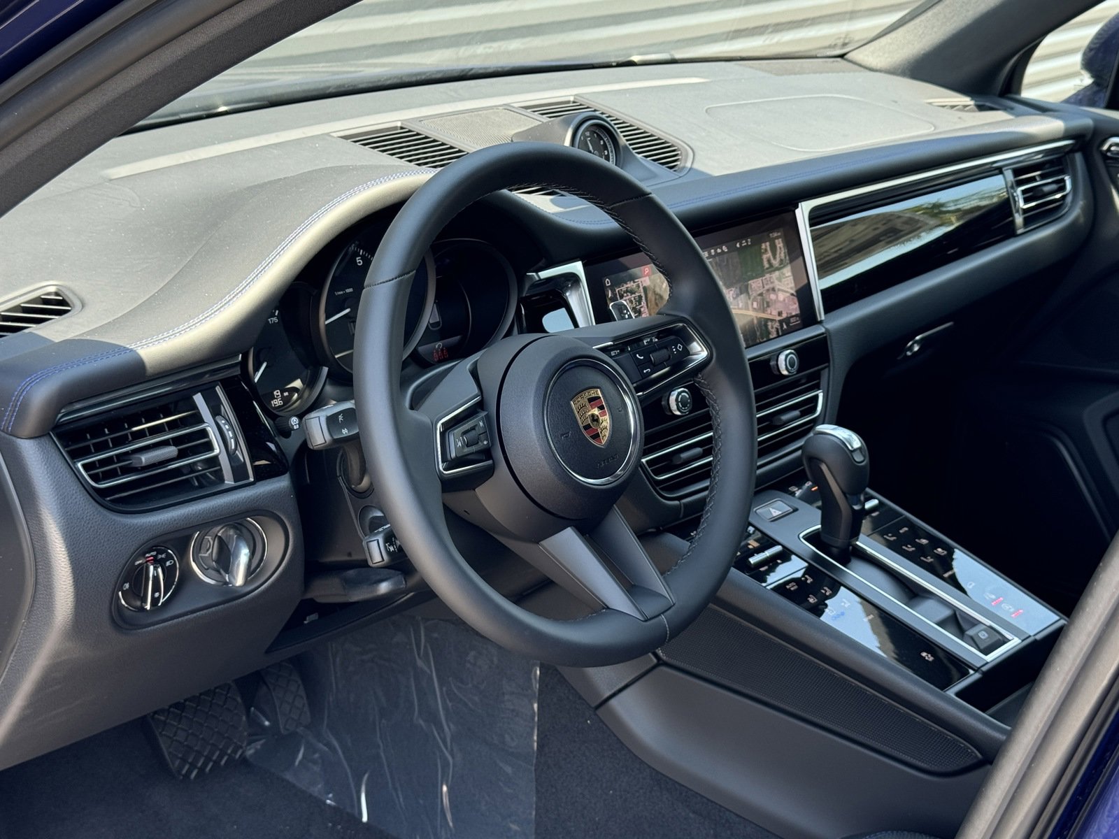 2024 Porsche Macan S photo 3