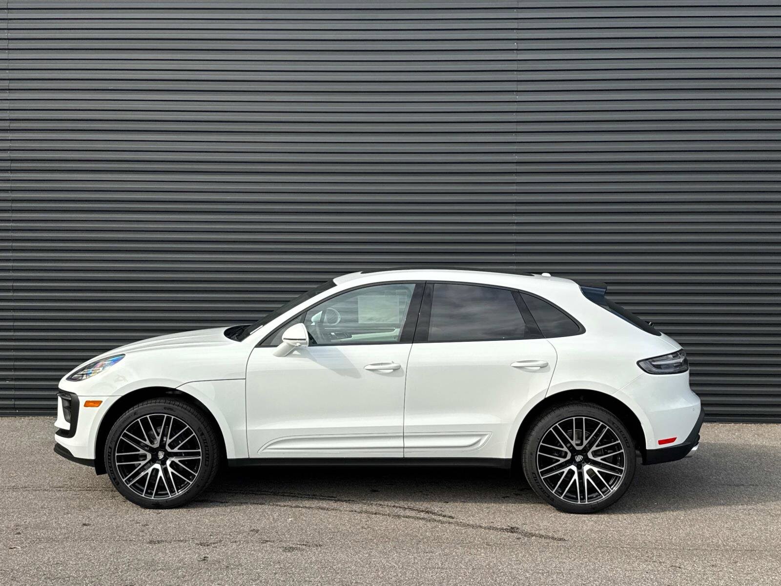 2025 Porsche Macan photo 2
