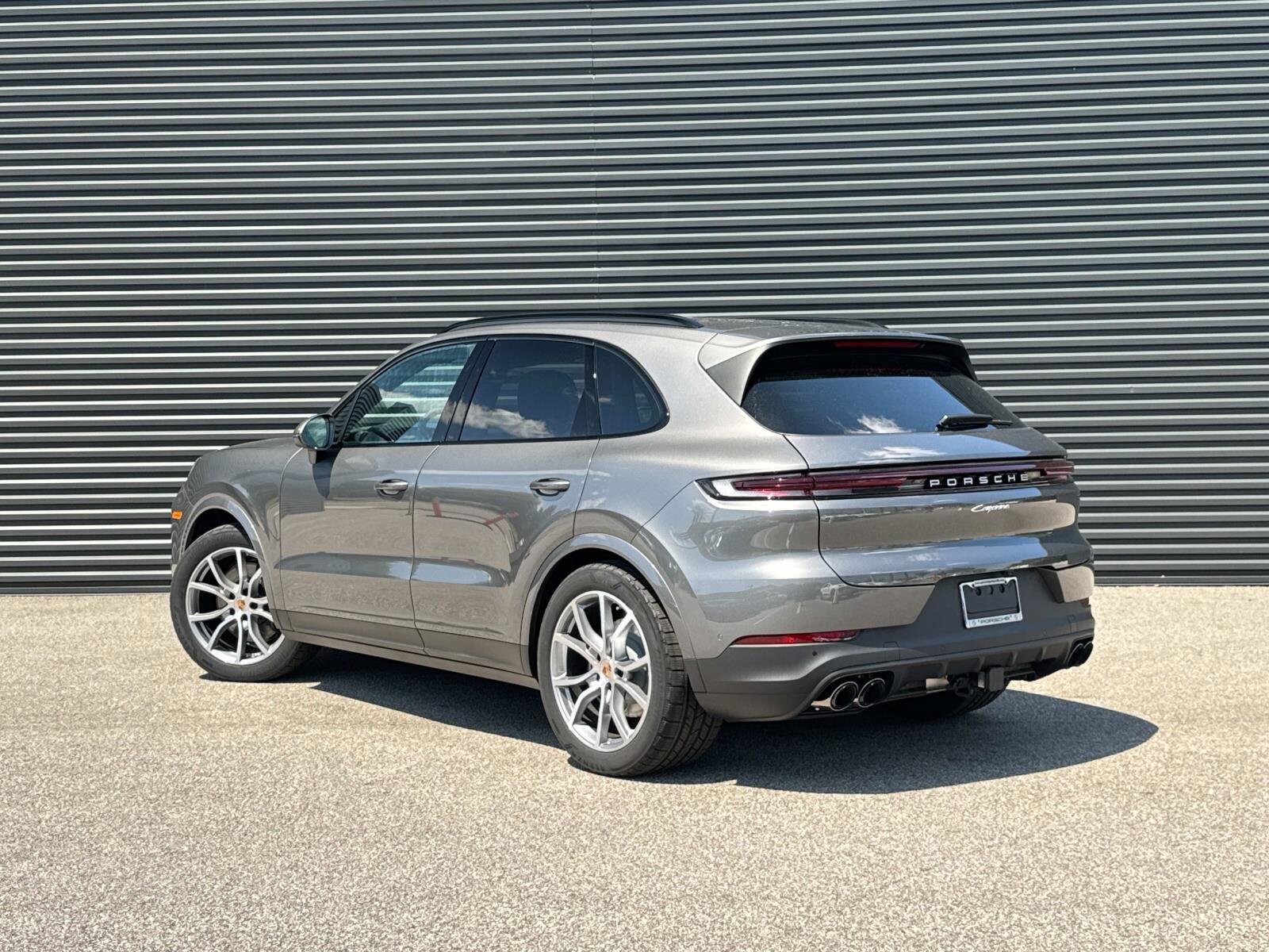 2025 Porsche Cayenne photo 3