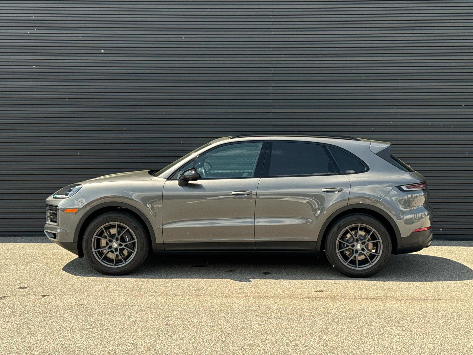 2025 Porsche Cayenne S photo 2