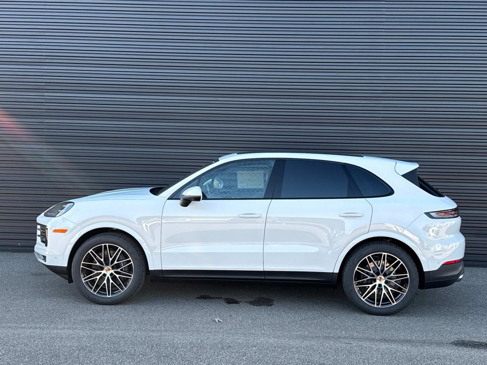 2025 Porsche Cayenne photo 2
