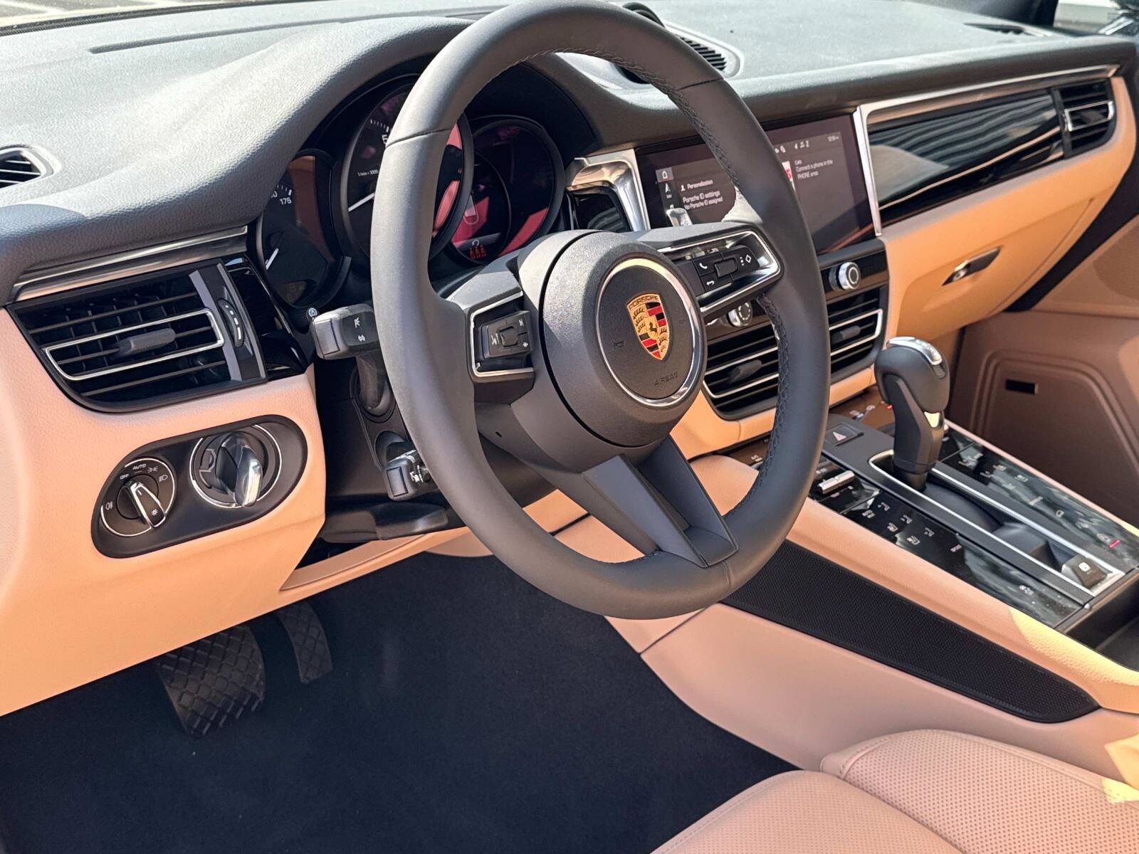 2025 Porsche Macan S photo 4