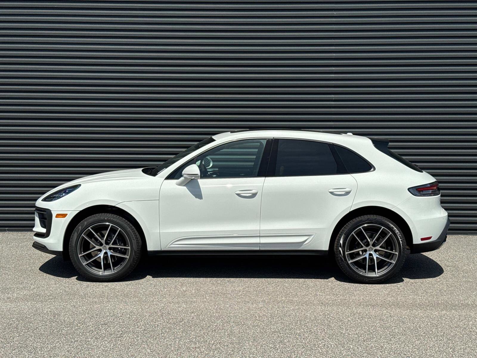 2025 Porsche Macan S photo 2
