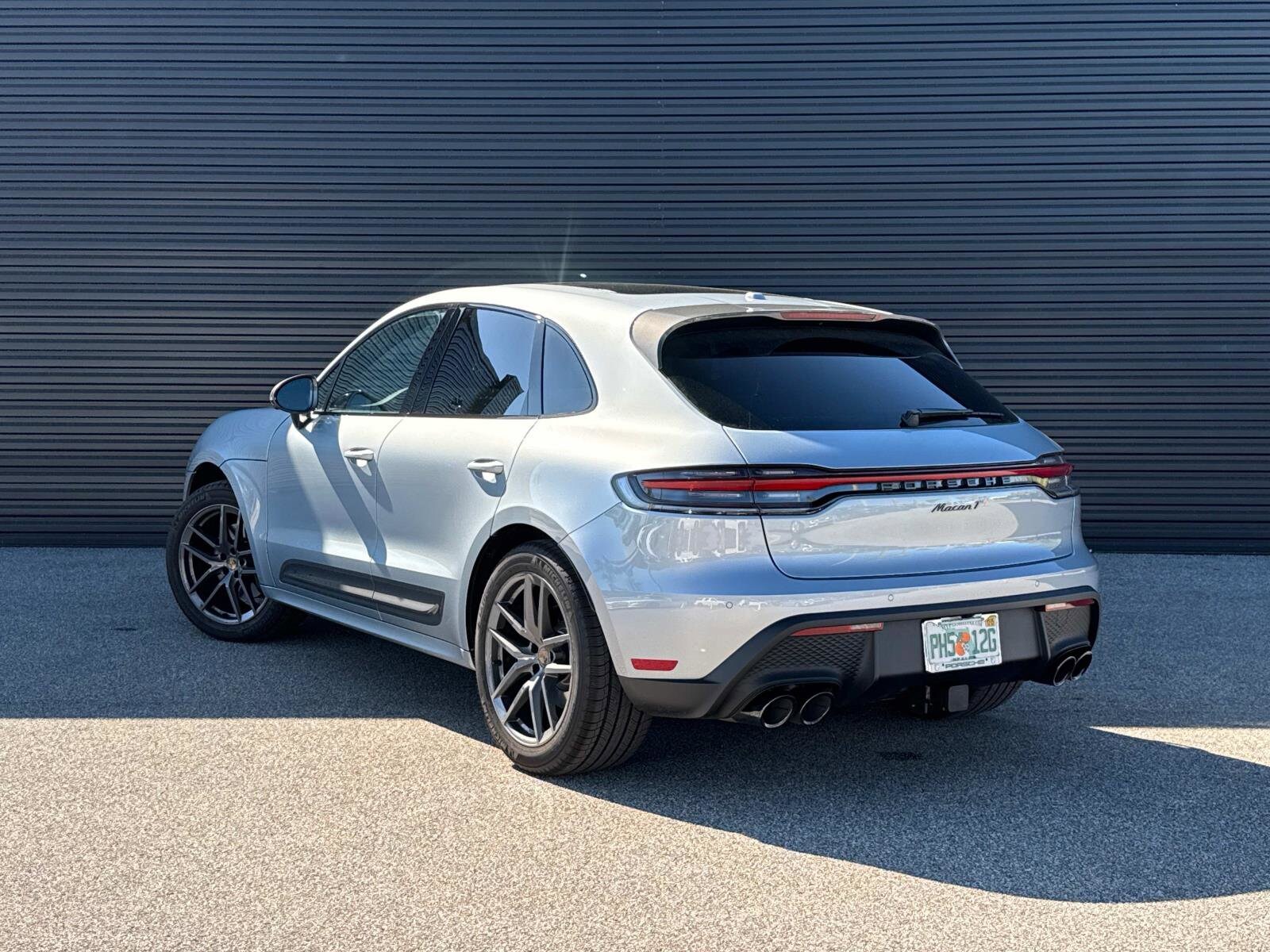 2025 Porsche Macan T photo 2