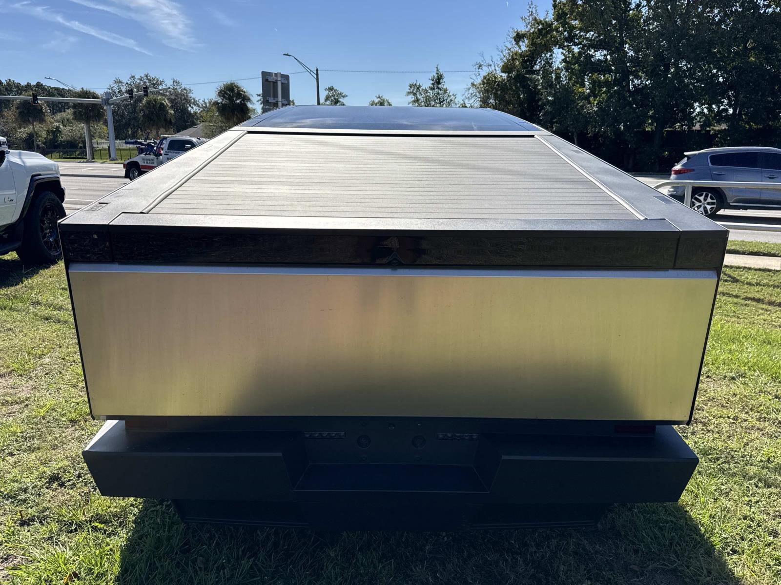 2024 Tesla Cybertruck photo 3