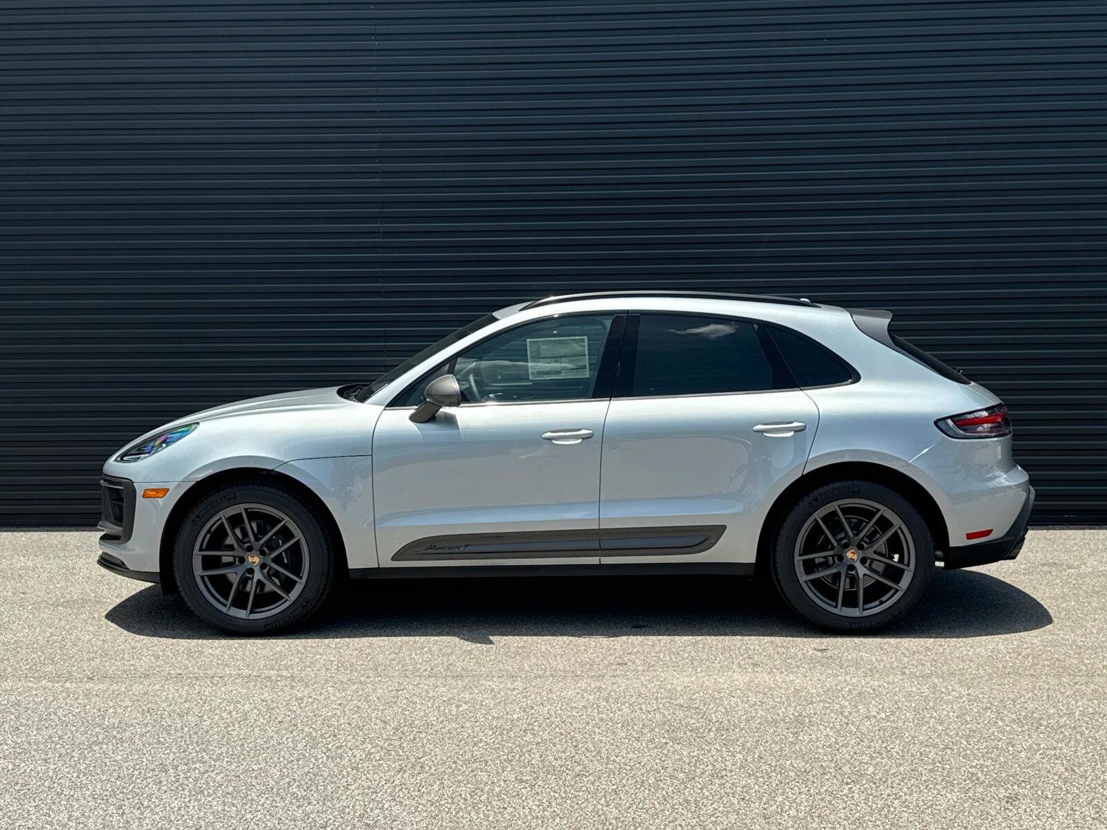 2025 Porsche Macan T photo 2