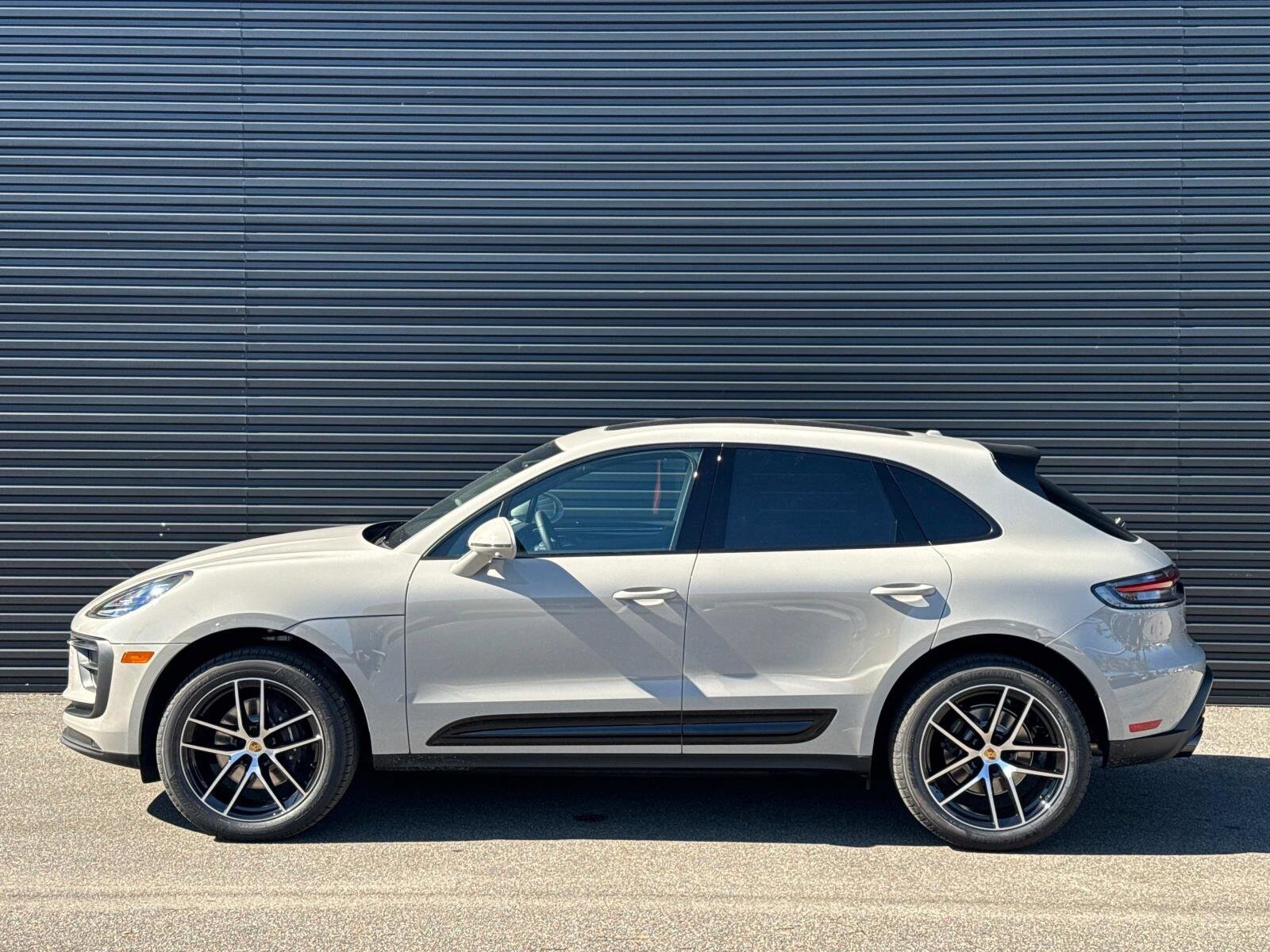 2025 Porsche Macan photo 2