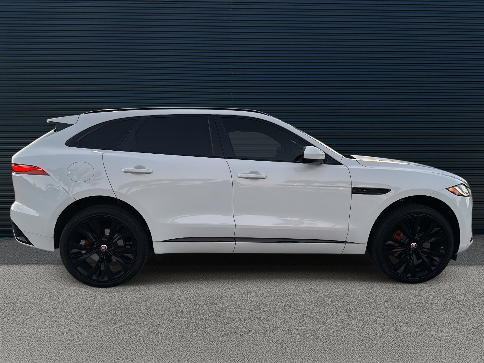 2023 Jaguar F-PACE P400 R-Dynamic S photo 2