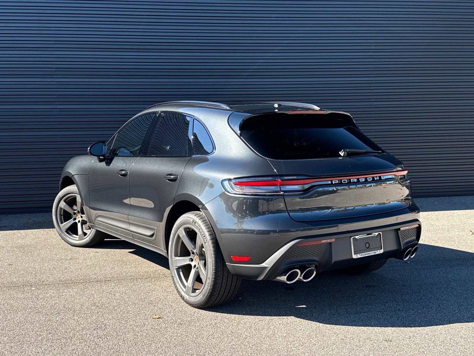 2025 Porsche Macan photo 3