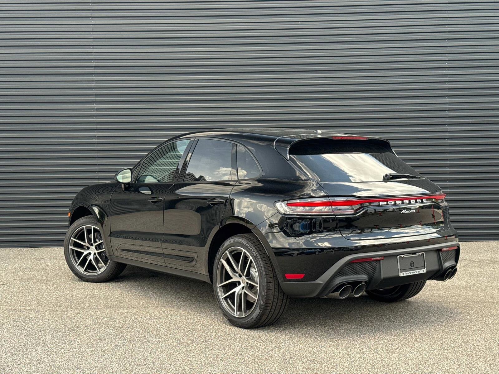 2025 Porsche Macan T photo 3