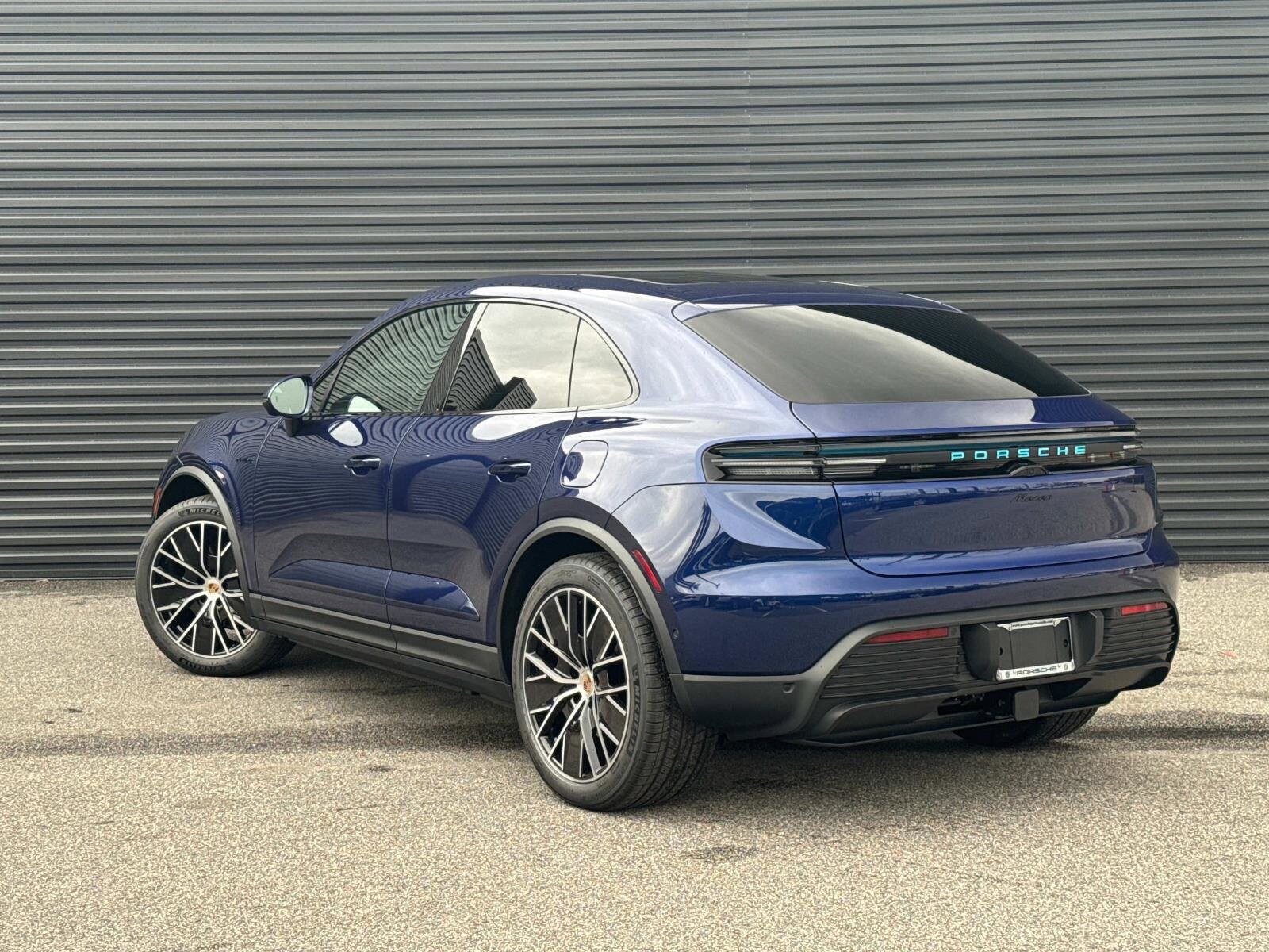 2025 Porsche Macan Electric photo 3