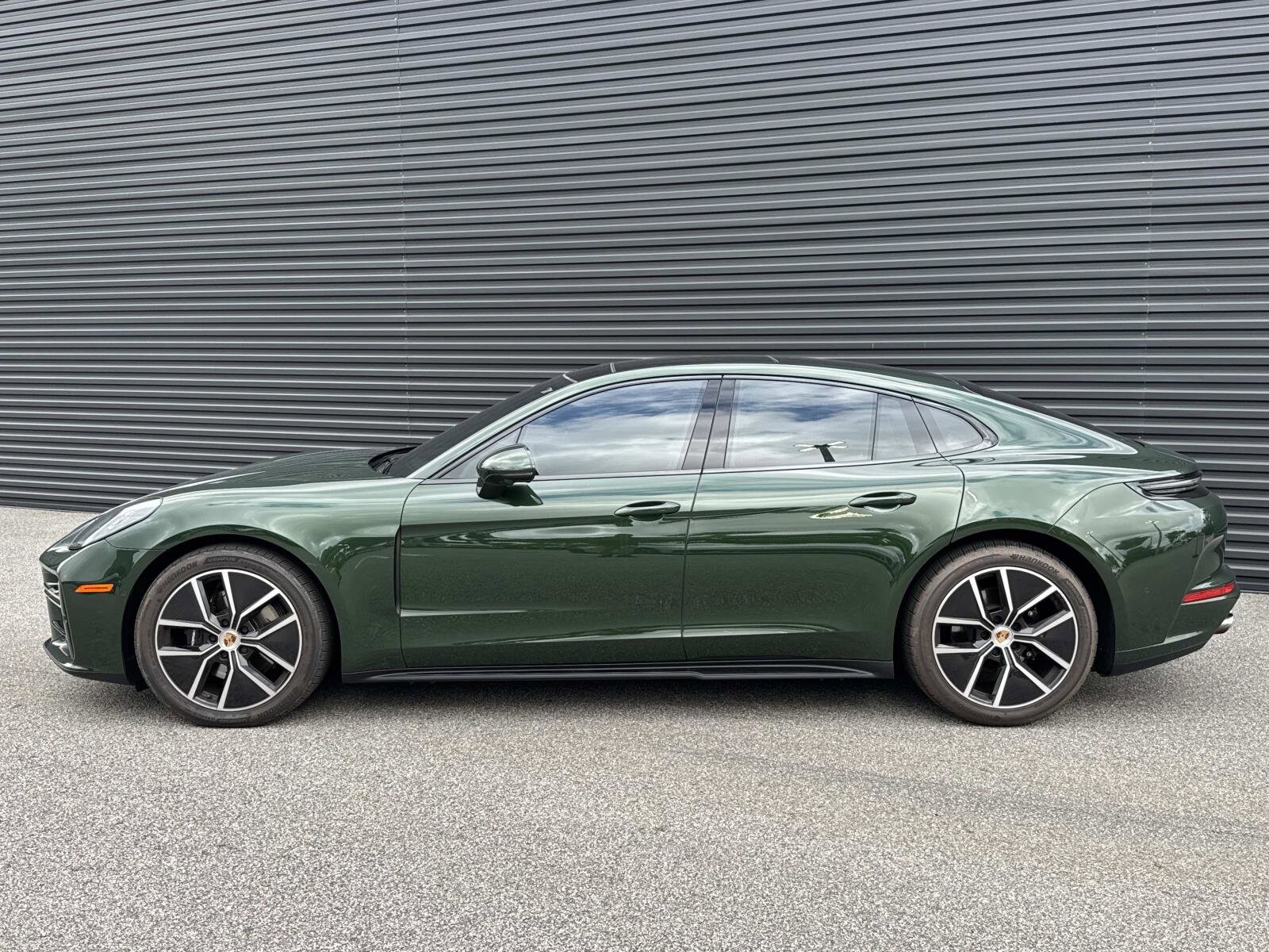 2024 Porsche Panamera 4 photo 2