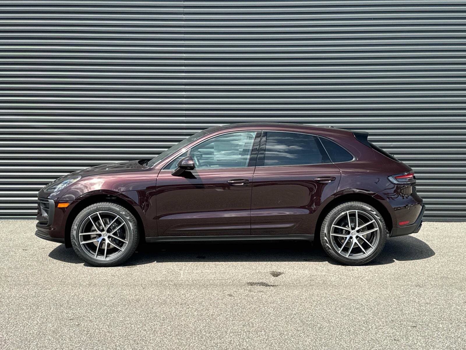 2025 Porsche Macan S photo 2