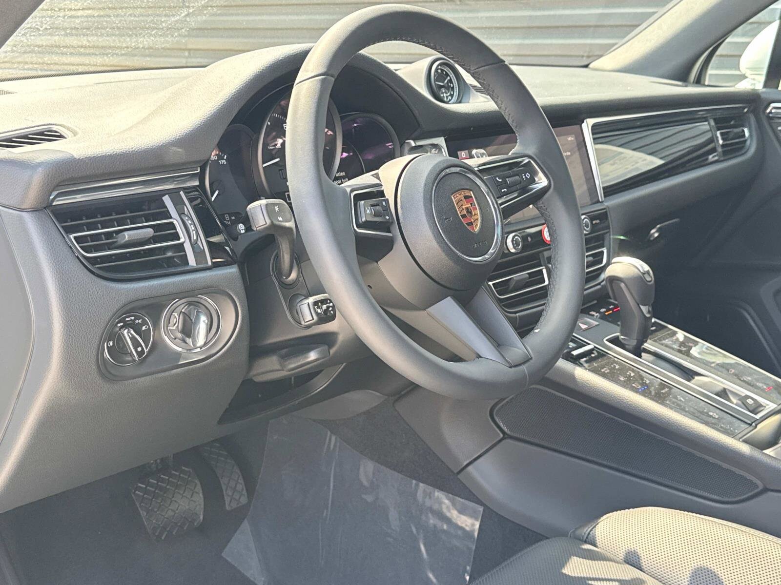 2025 Porsche Macan S photo 4