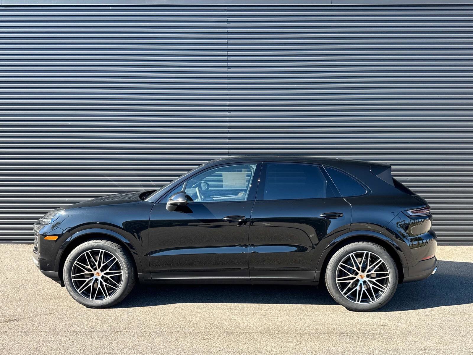 2025 Porsche Cayenne photo 2