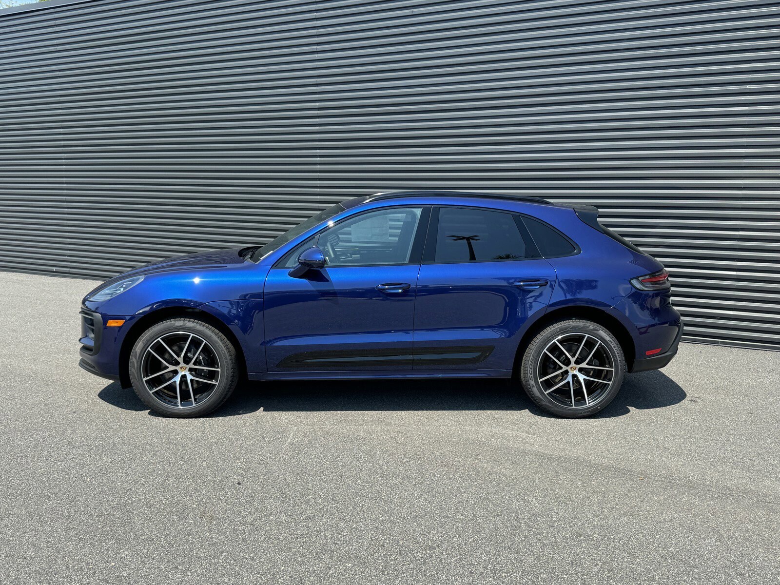 2024 Porsche Macan S photo 2