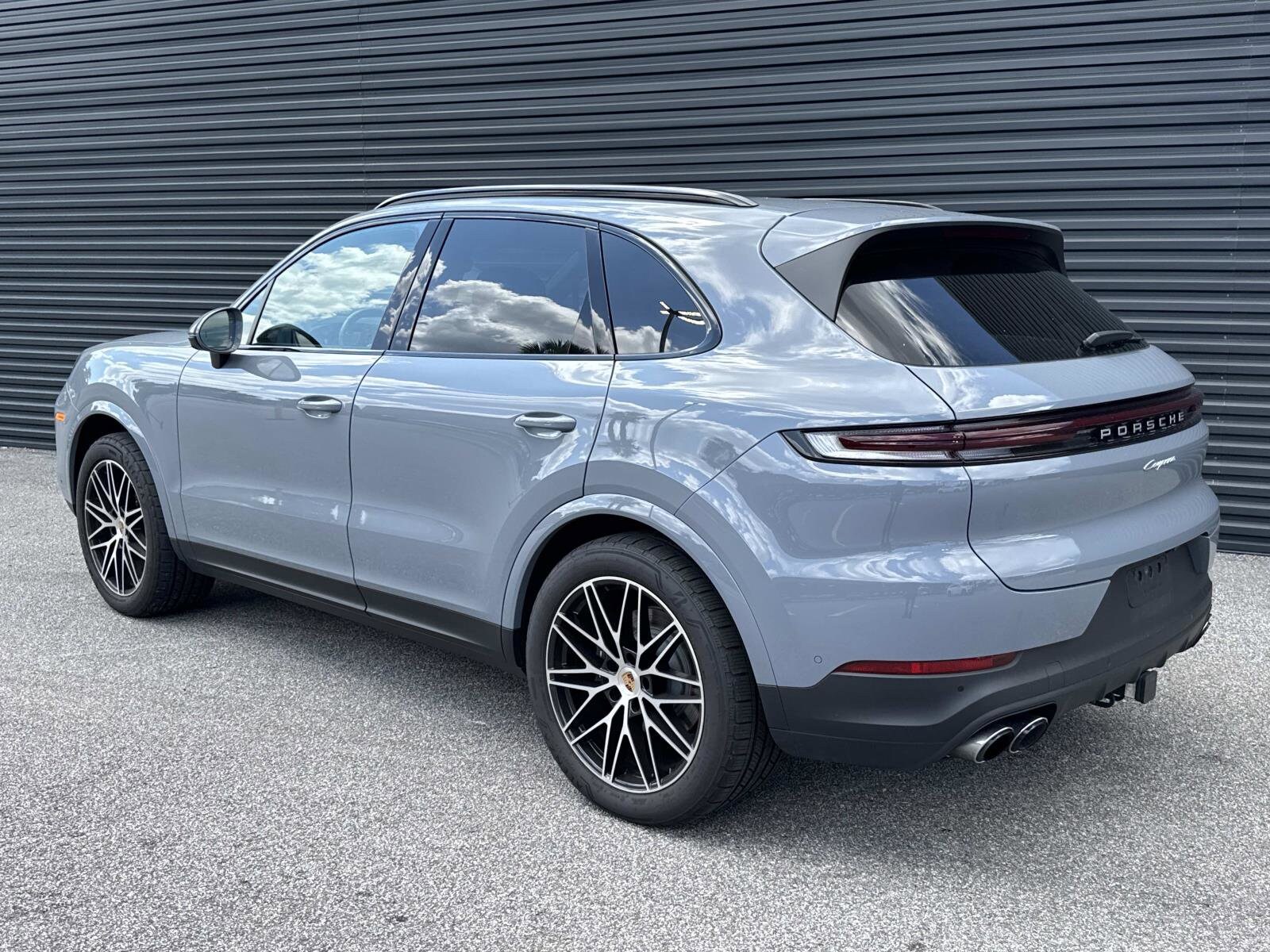 2025 Porsche Cayenne photo 2