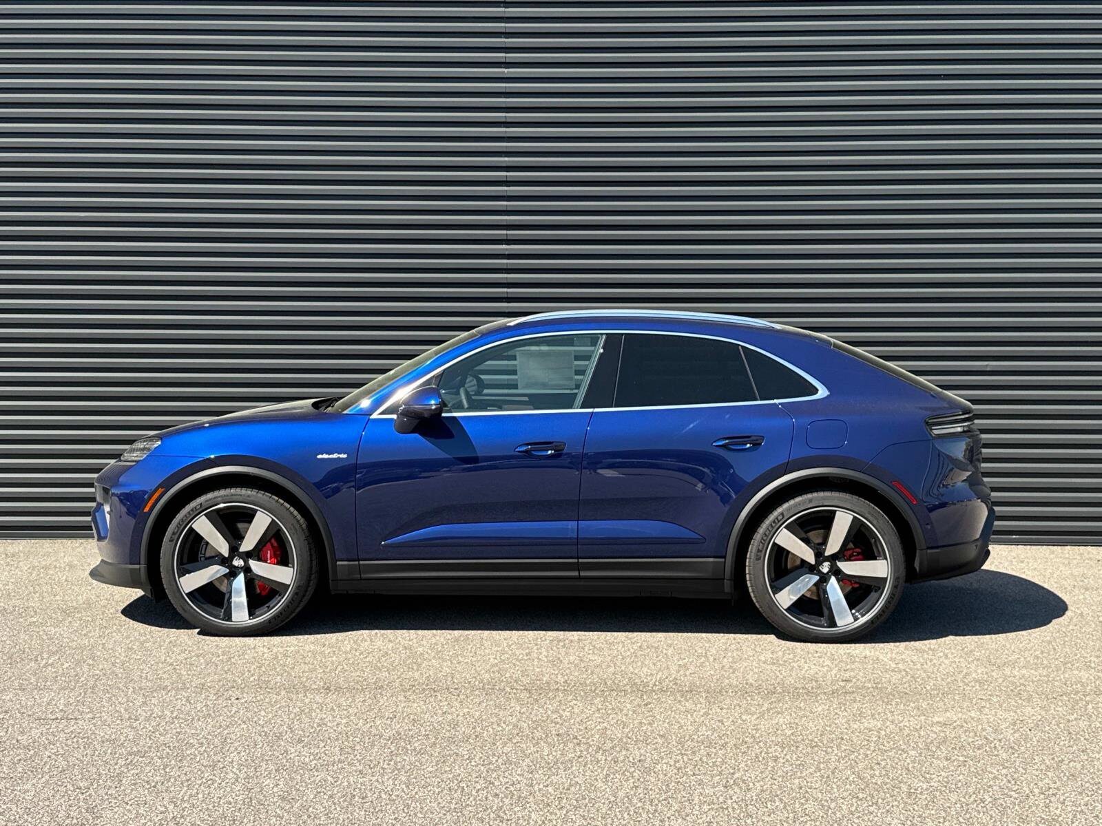 2025 Porsche Macan Electric photo 2