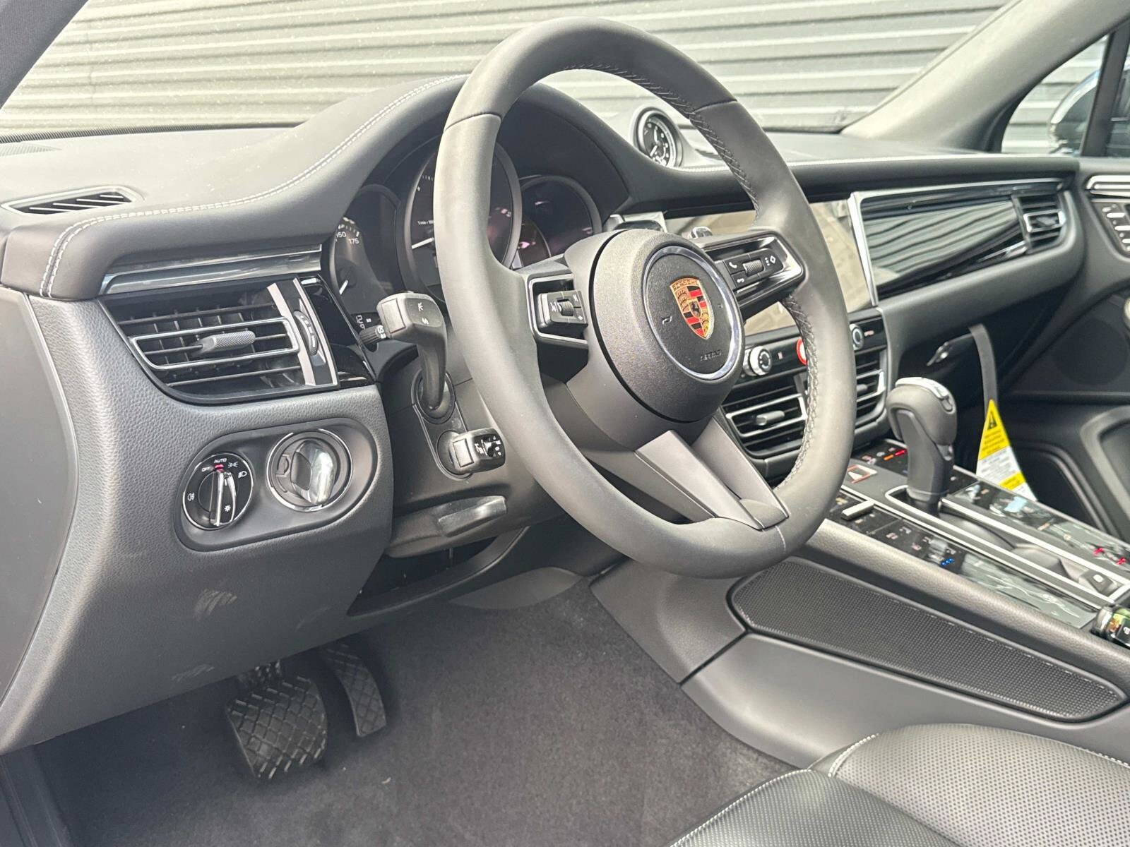 2025 Porsche Macan T photo 4