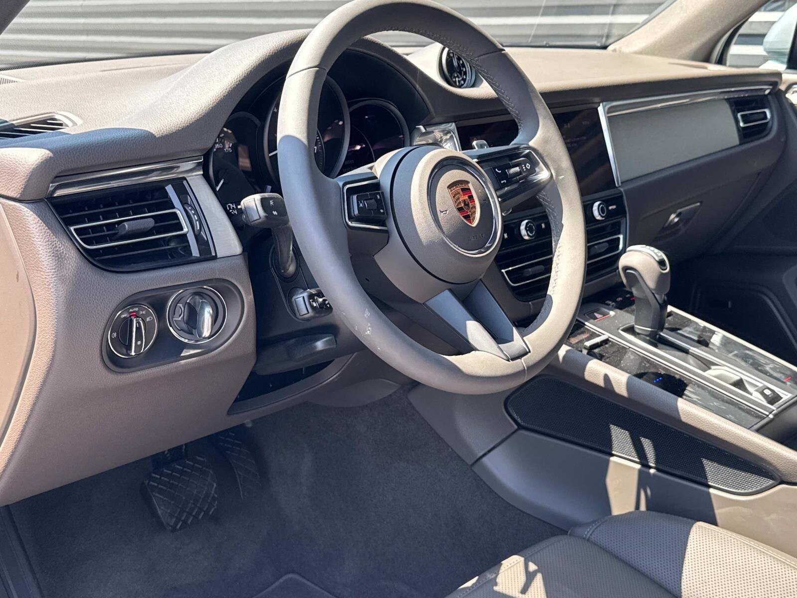 2025 Porsche Macan T photo 3