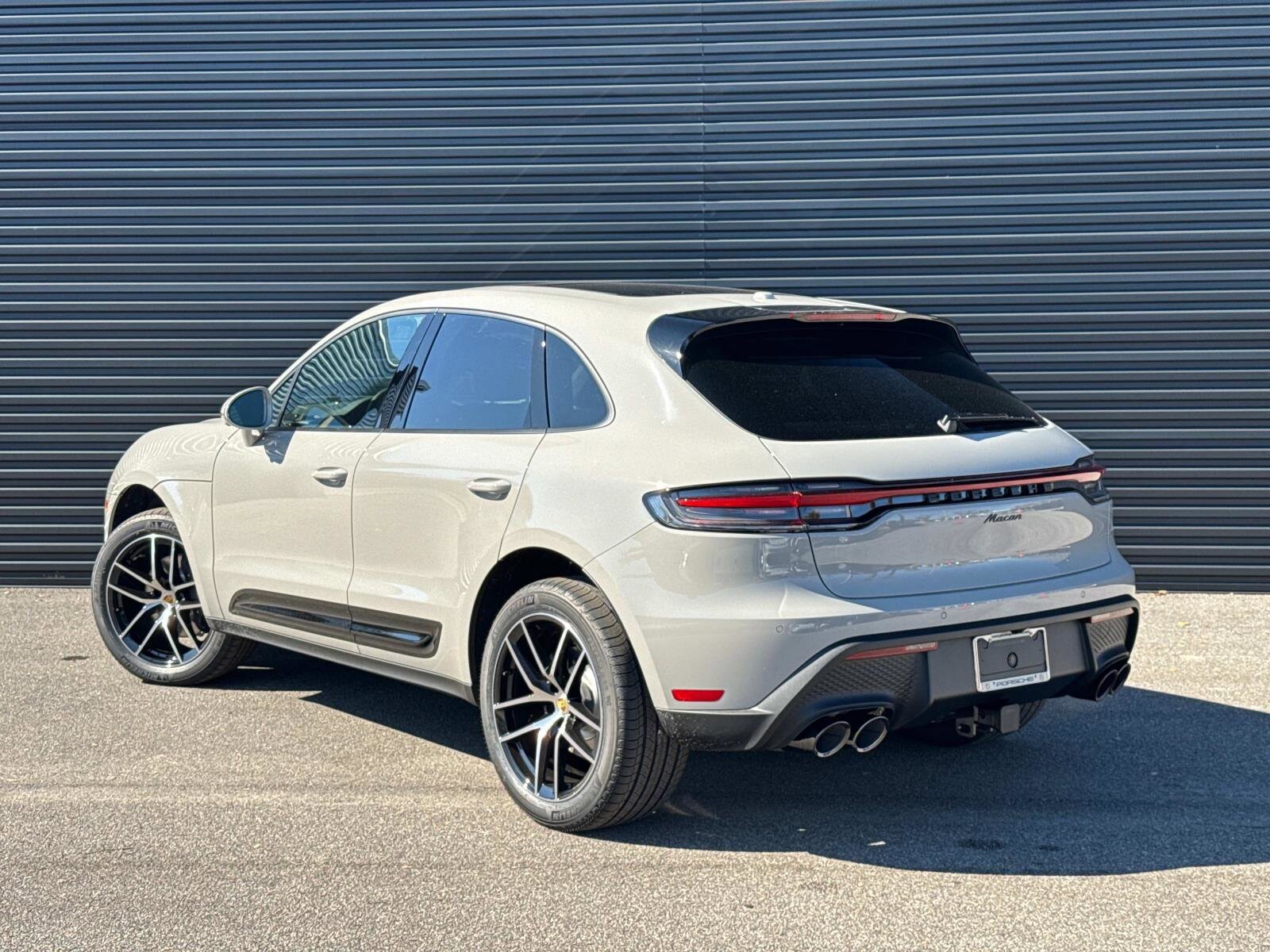 2025 Porsche Macan photo 3