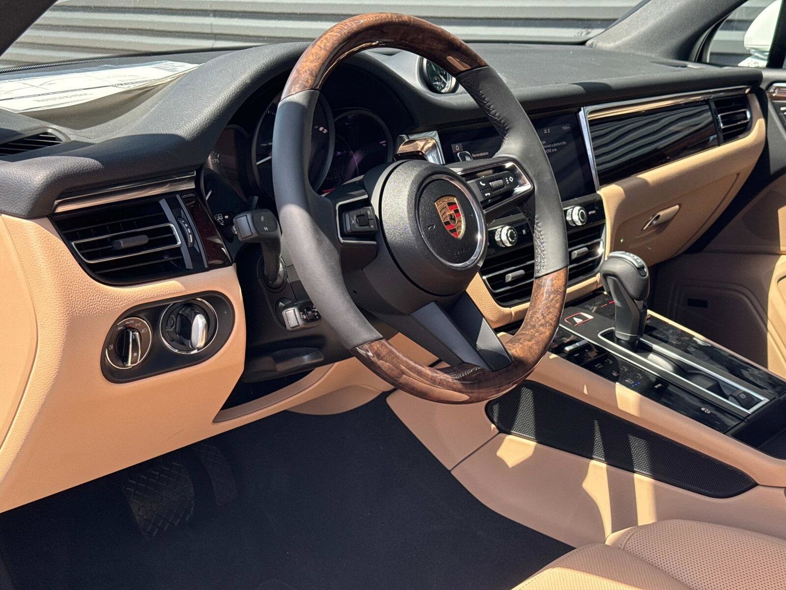 2025 Porsche Macan S photo 4