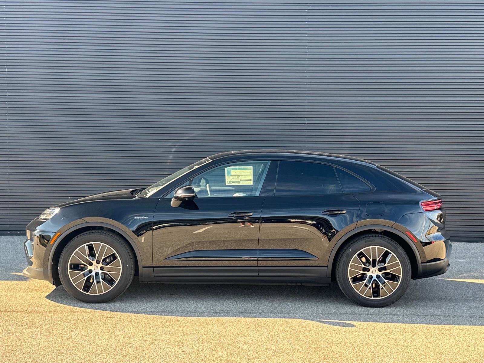 2025 Porsche Macan Electric photo 2