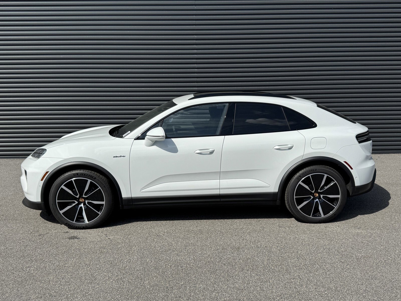 2025 Porsche Macan Electric 4 photo 2