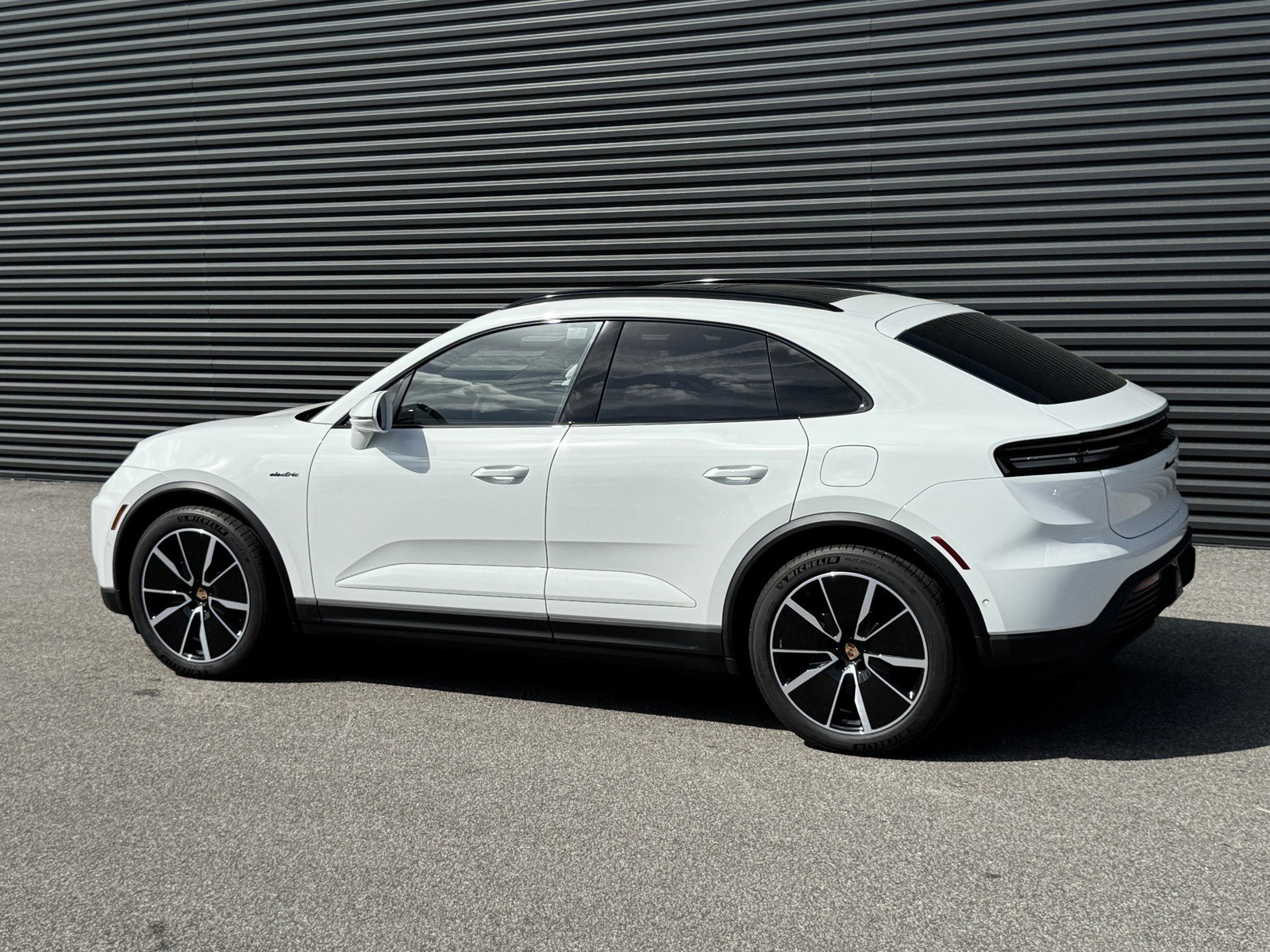 2025 Porsche Macan Electric 4 photo 3