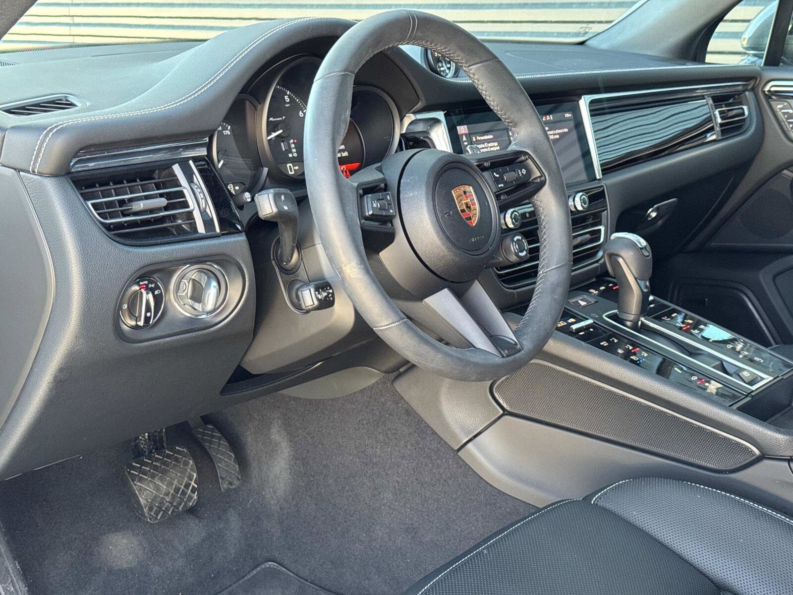2025 Porsche Macan T photo 3