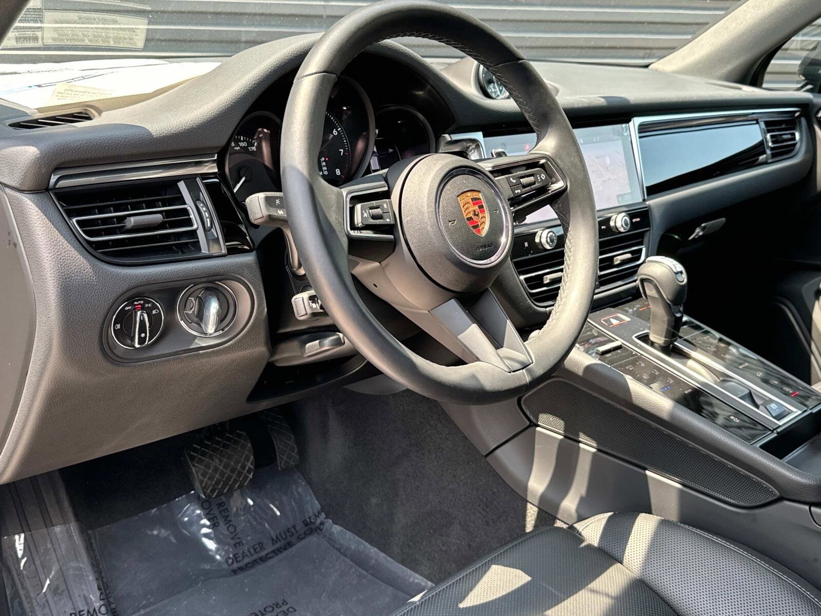 2024 Porsche Macan photo 2