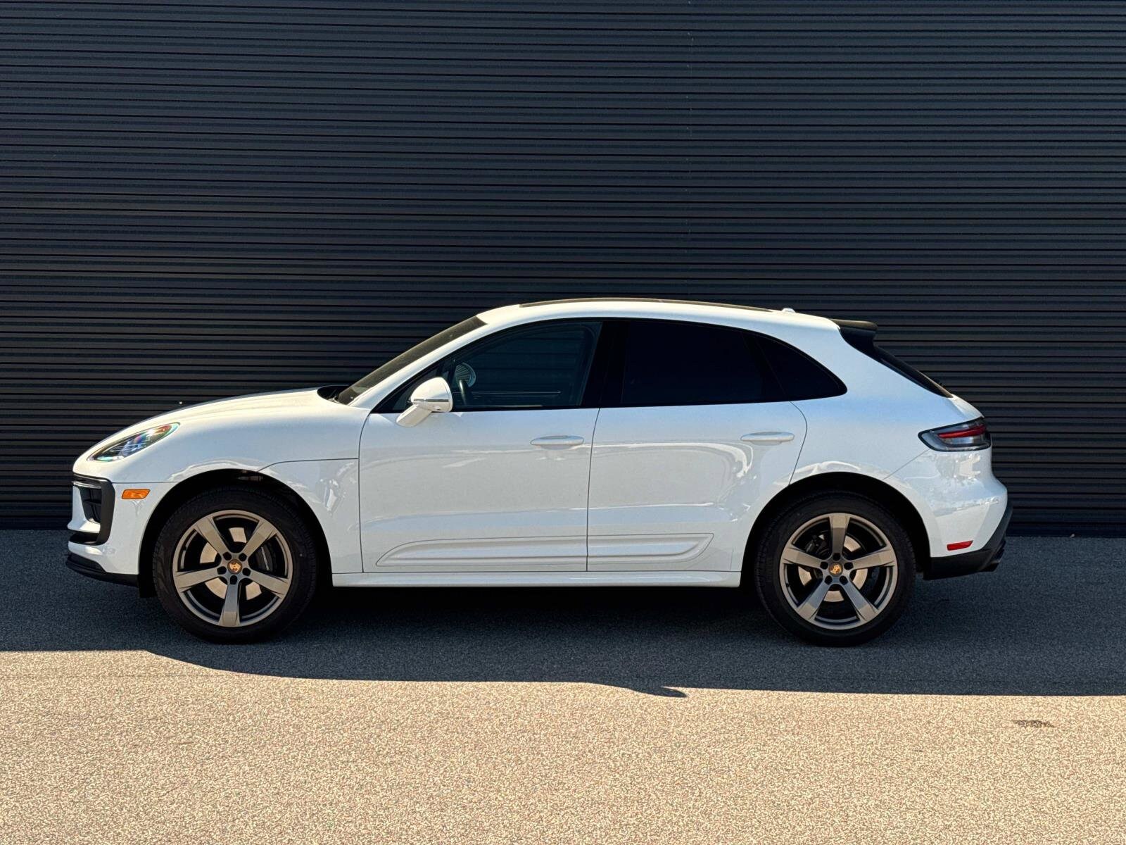 2024 Porsche Macan photo 2