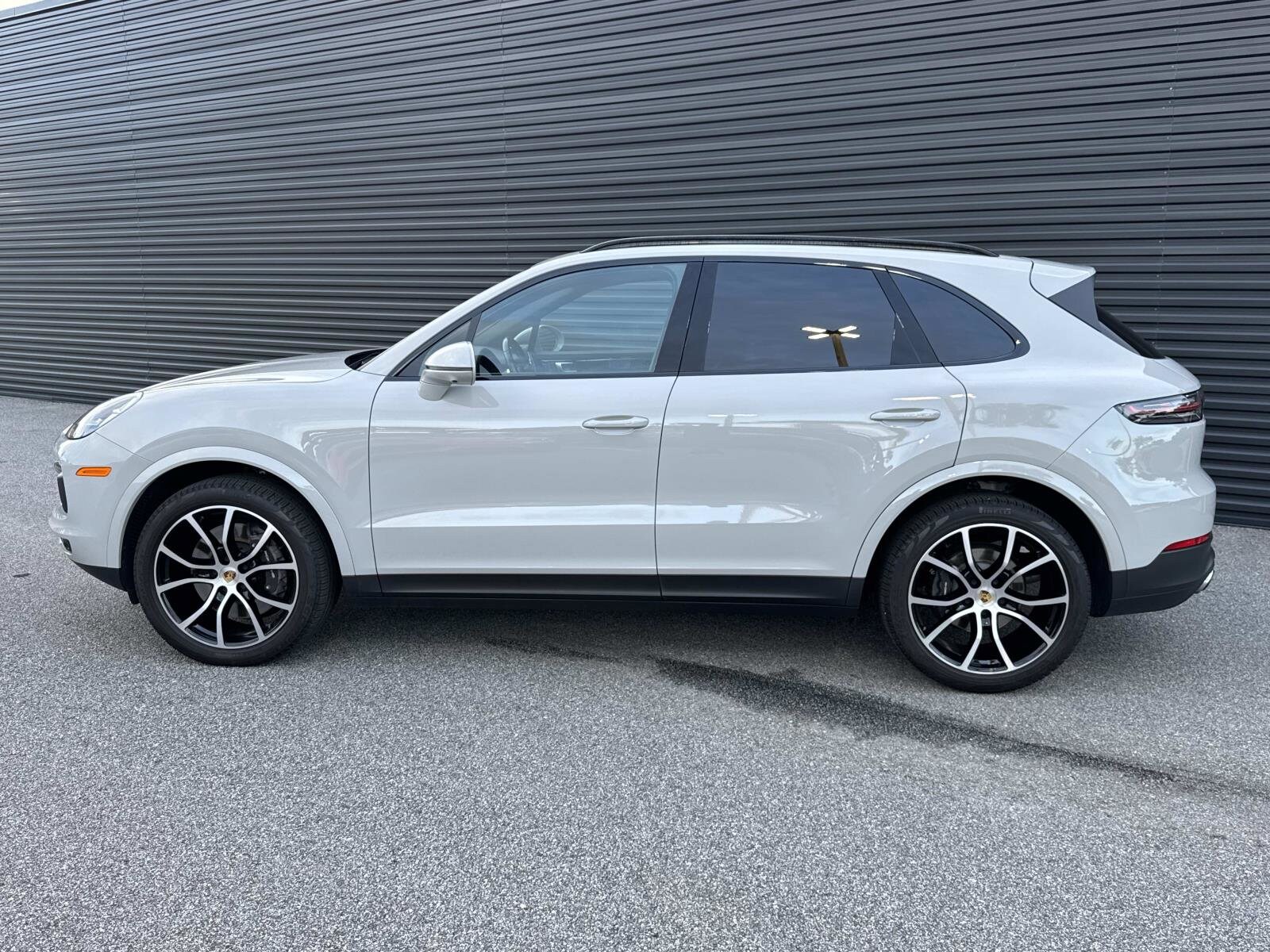2023 Porsche Cayenne Platinum Edition photo 2