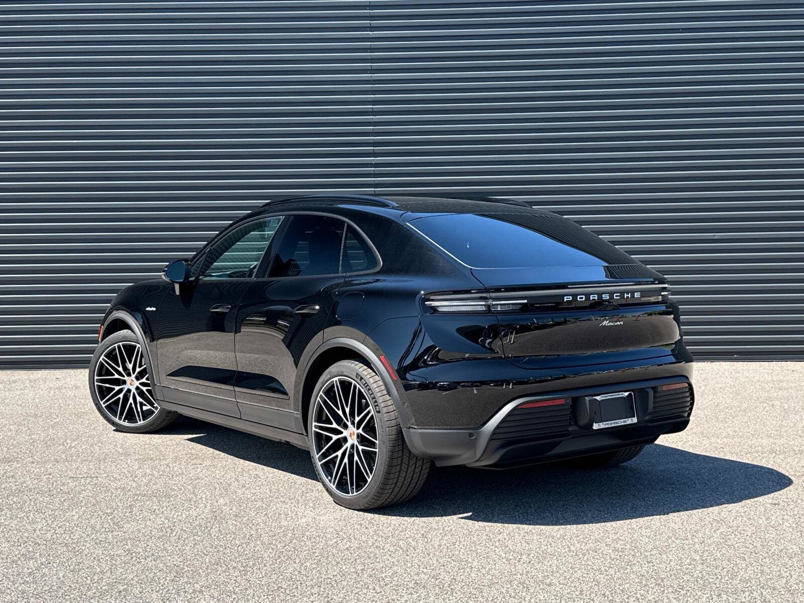 2025 Porsche Macan Electric photo 3
