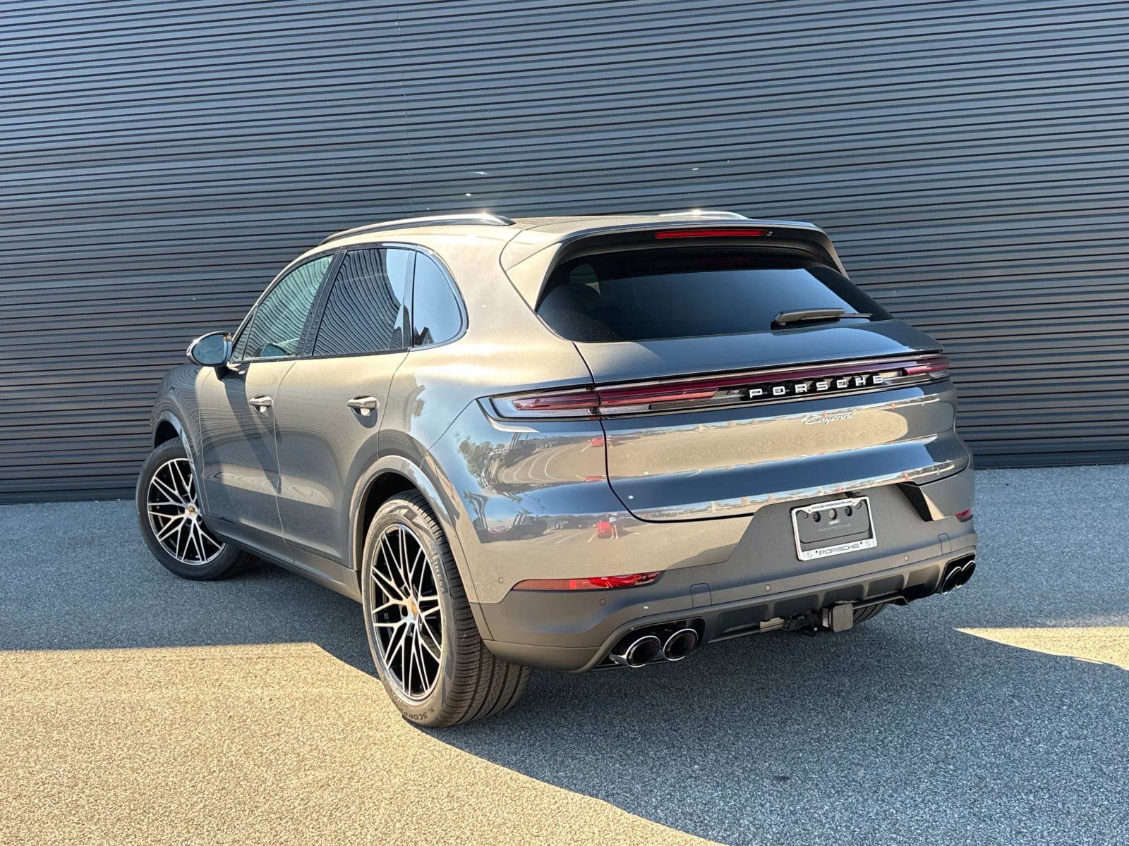 2025 Porsche Cayenne photo 3