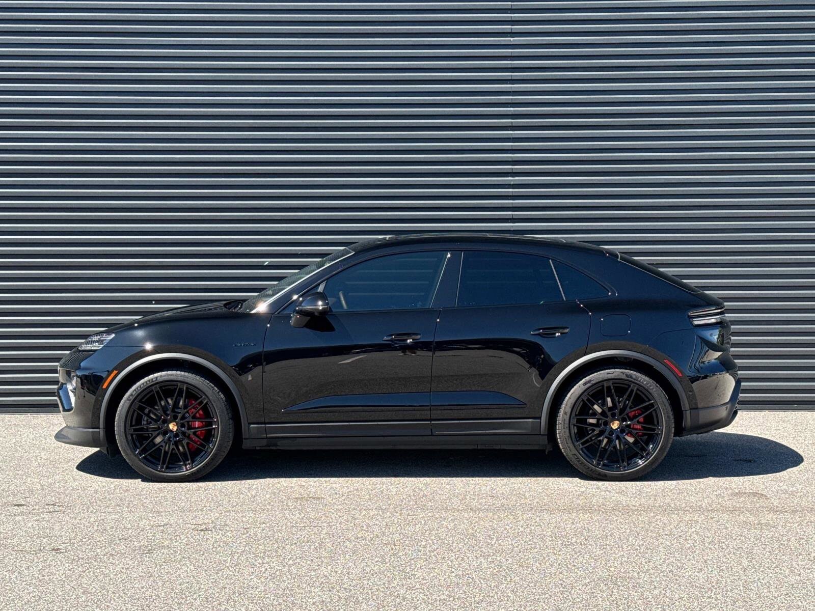 2025 Porsche Macan Electric photo 2