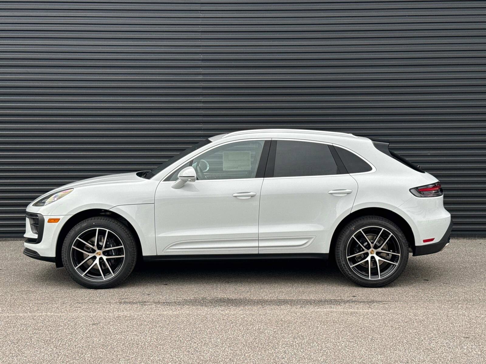 2025 Porsche Macan S photo 2